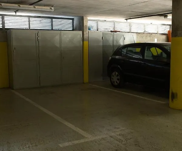 Fluid- Free Parking Apartment