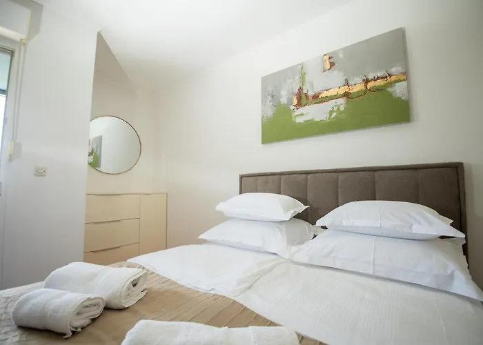 Fluid- Free Parking Apartment Split